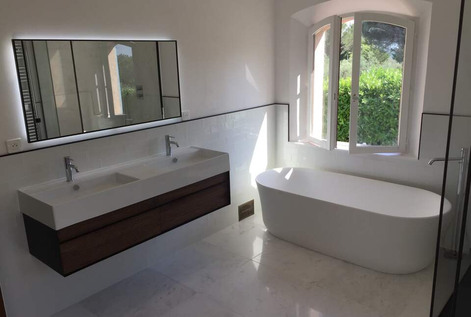 Refined Living with Riviera Views - Saint-Cézaire-sur-Siagne, France