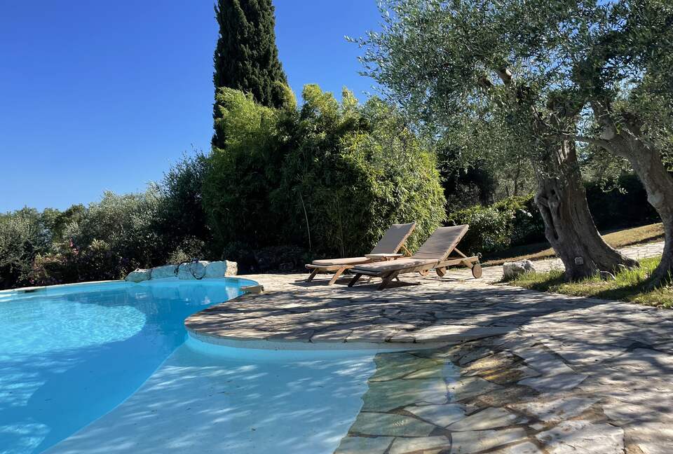 Refined Living with Riviera Views - Saint-Cézaire-sur-Siagne, France