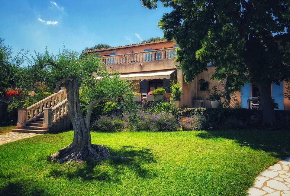 Refined Living with Riviera Views - Saint-Cézaire-sur-Siagne, France