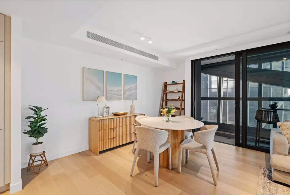 Modern Coastal Retreat in Surfers Paradise - Gold Coast, Australia