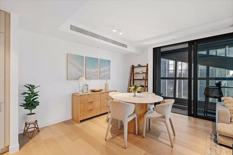 Modern Coastal Retreat in Surfers Paradise - Gold Coast, Australia