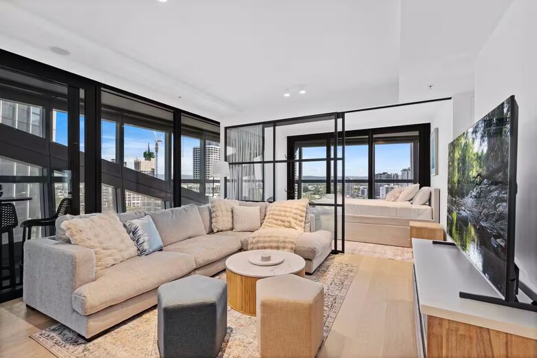 Modern Coastal Retreat in Surfers Paradise - Gold Coast, Australia