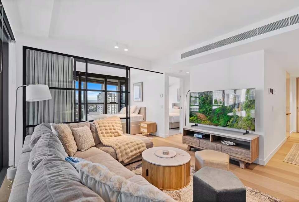 Modern Coastal Retreat in Surfers Paradise - Gold Coast, Australia