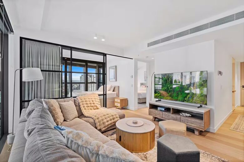 Modern Coastal Retreat in Surfers Paradise - Gold Coast, Australia