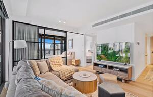 Modern Coastal Retreat in Surfers Paradise - Gold Coast, Australia