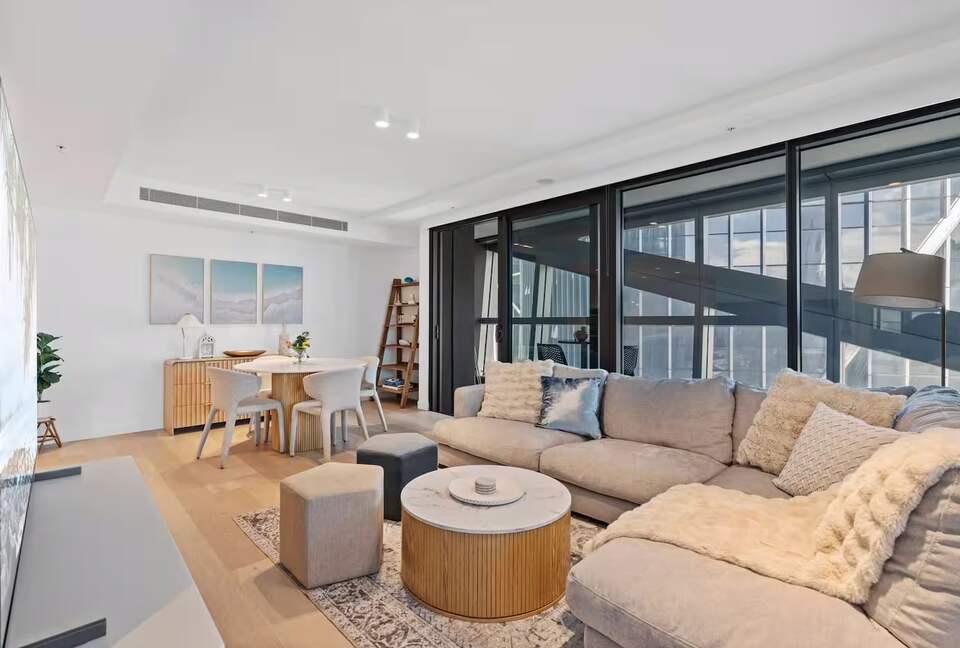 Modern Coastal Retreat in Surfers Paradise - Gold Coast, Australia