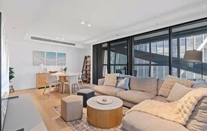 Modern Coastal Retreat in Surfers Paradise - Gold Coast, Australia