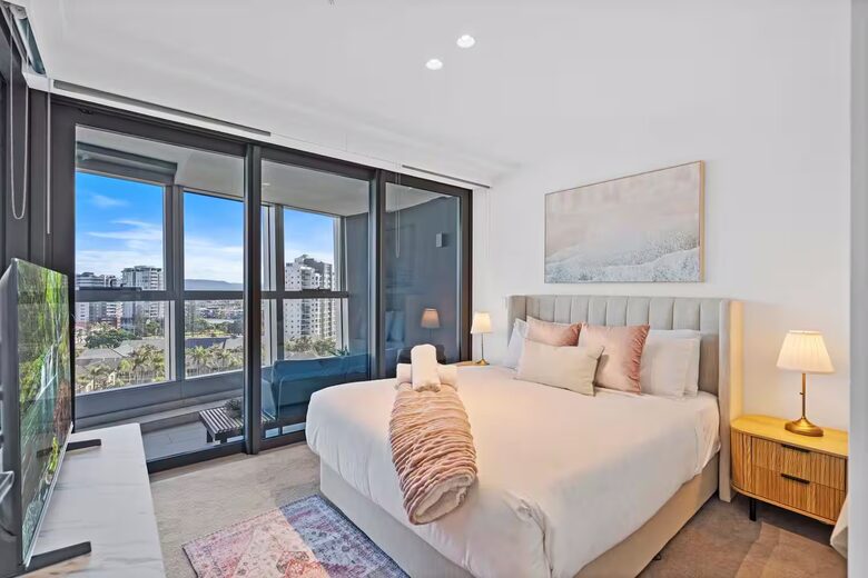 Modern Coastal Retreat in Surfers Paradise - Gold Coast, Australia