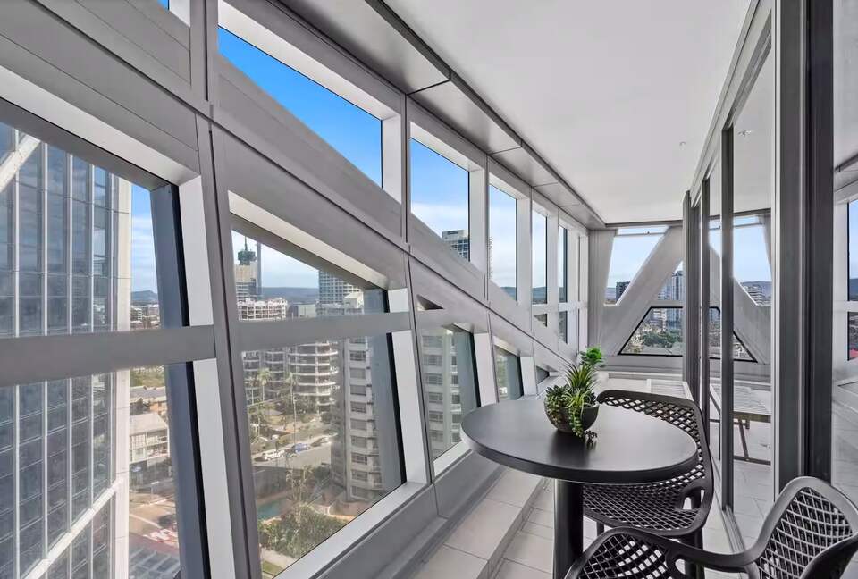 Modern Coastal Retreat in Surfers Paradise - Gold Coast, Australia