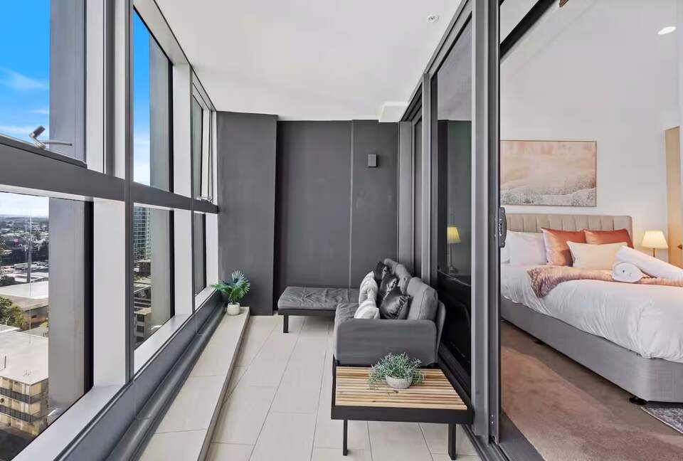 Modern Coastal Retreat in Surfers Paradise - Gold Coast, Australia