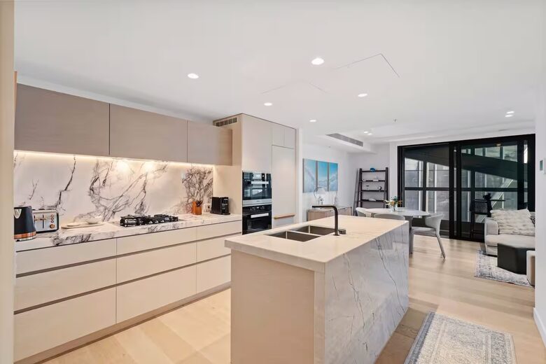 Modern Coastal Retreat in Surfers Paradise - Gold Coast, Australia