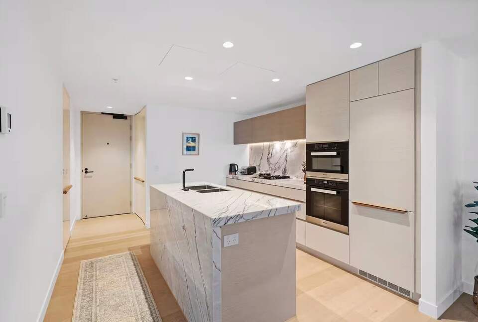 Modern Coastal Retreat in Surfers Paradise - Gold Coast, Australia