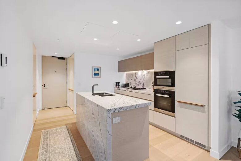 Modern Coastal Retreat in Surfers Paradise - Gold Coast, Australia