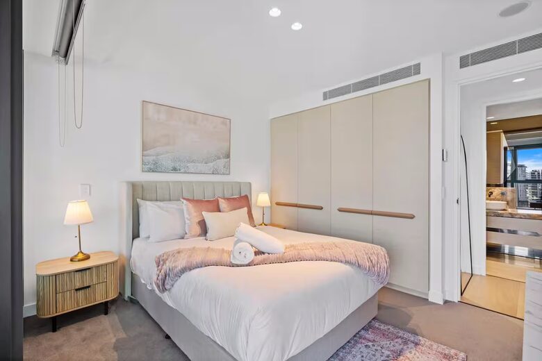 Modern Coastal Retreat in Surfers Paradise - Gold Coast, Australia