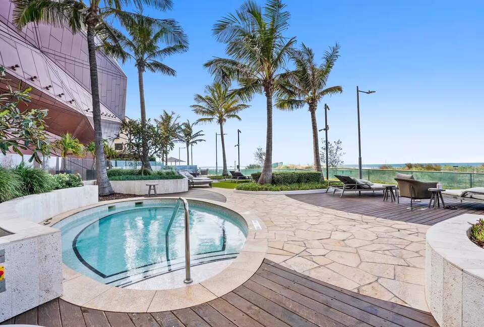 Modern Coastal Retreat in Surfers Paradise - Gold Coast, Australia