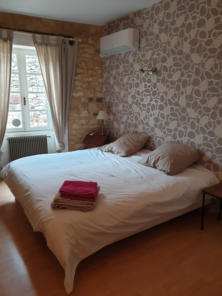 Charming Stone House with Pool - Pouzilhac, France