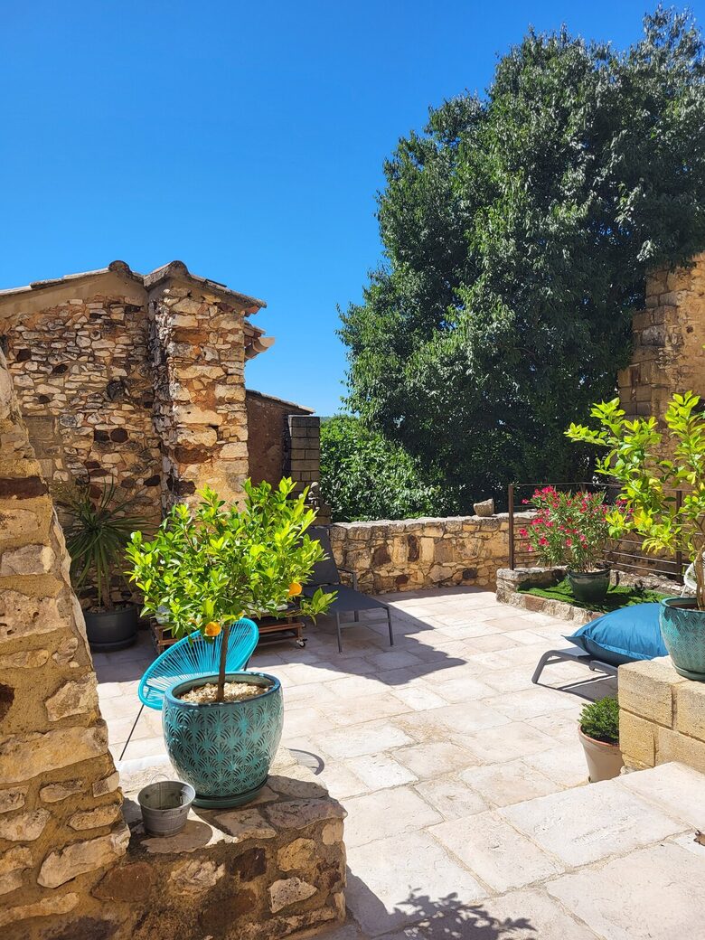 Charming Stone House with Pool - Pouzilhac, France