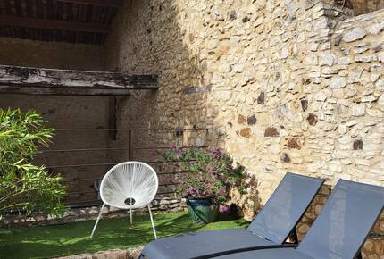 Charming Stone House with Pool - Pouzilhac, France