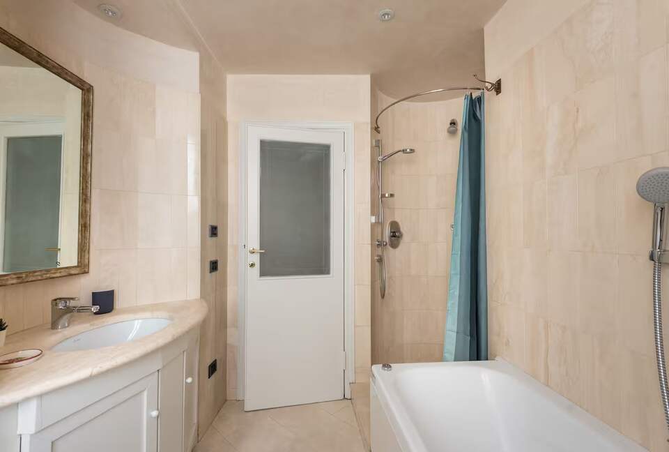 Two-Level Residence in Historic Florence - Florence, Italy