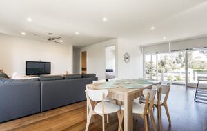 Stylish Peninsula Getaway Near the Shore - Rosebud, Australia