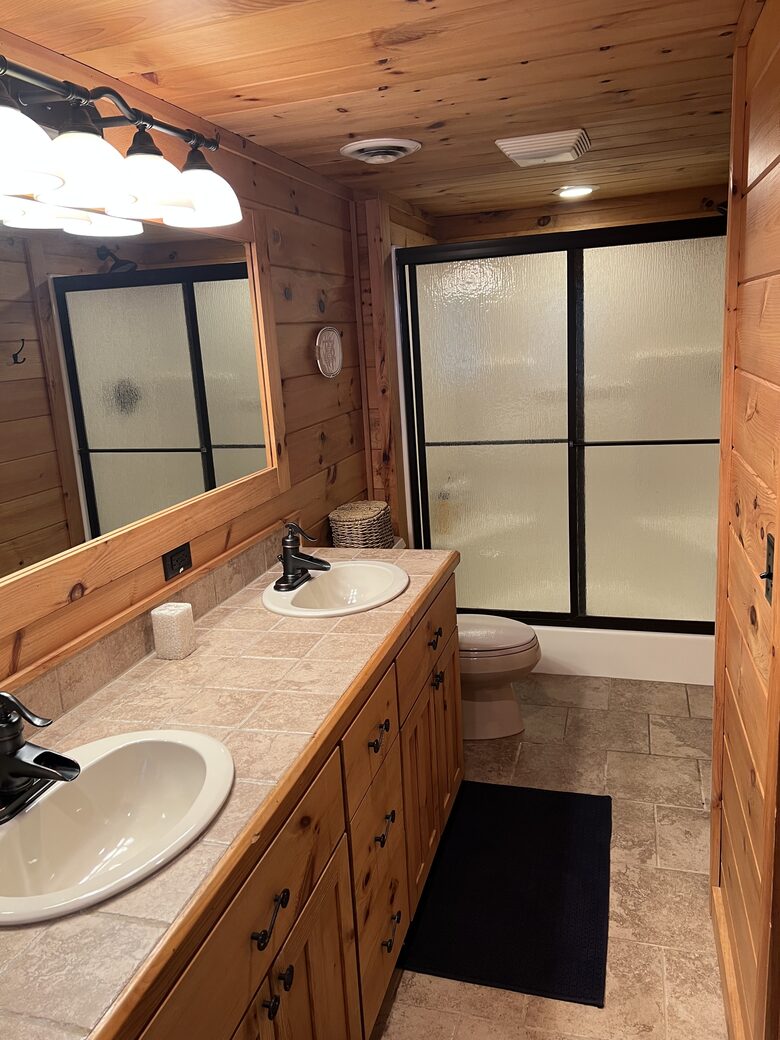 Sophisticated Mountain-View Haven on Lake Blue Ridge - Morganton, Georgia