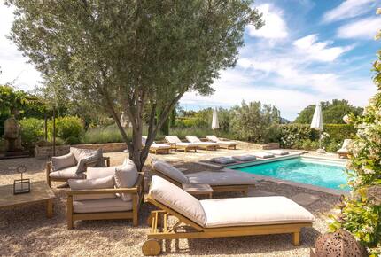 Lavender Hillside Estate with Panoramic Views in the Luberon - Gordes, France