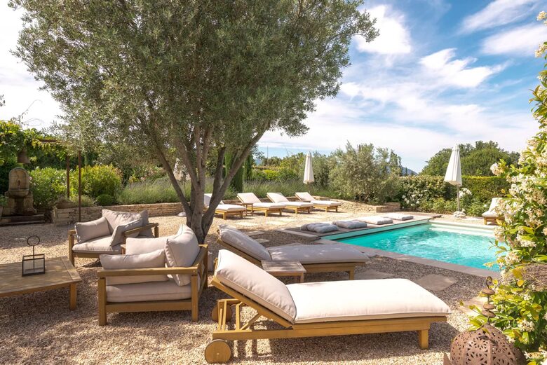 Lavender Hillside Estate with Panoramic Views in the Luberon - Gordes, France