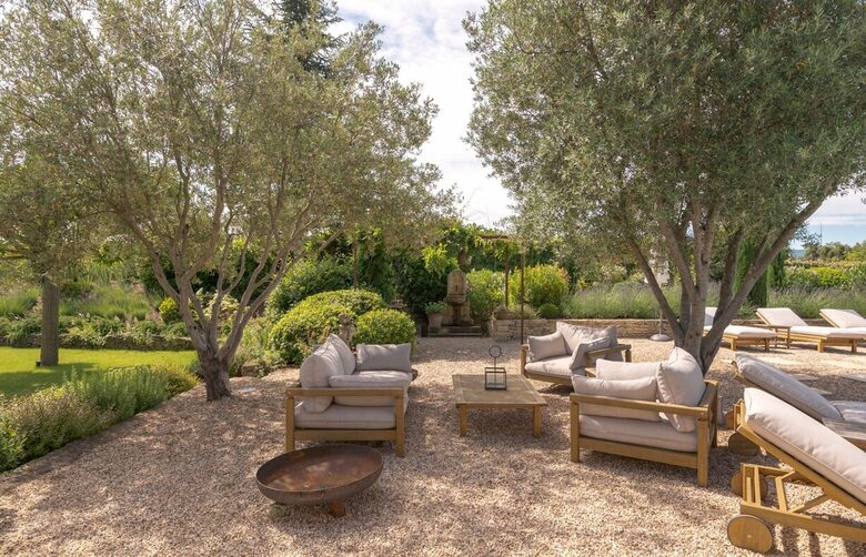 Lavender Hillside Estate with Panoramic Views in the Luberon - Gordes, France