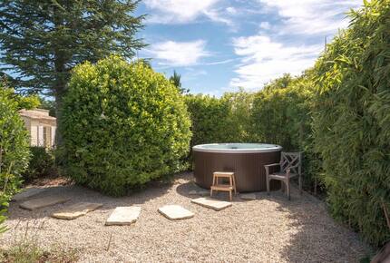 Lavender Hillside Estate with Panoramic Views in the Luberon - Gordes, France