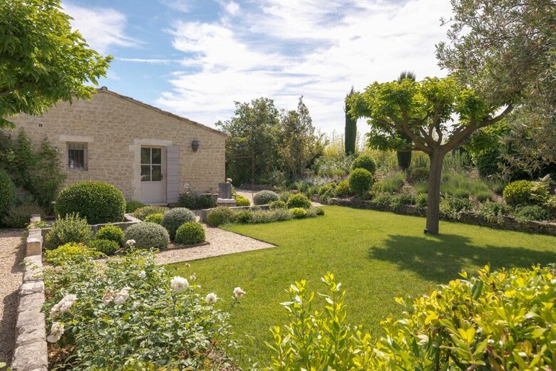 Lavender Hillside Estate with Panoramic Views in the Luberon - Gordes, France