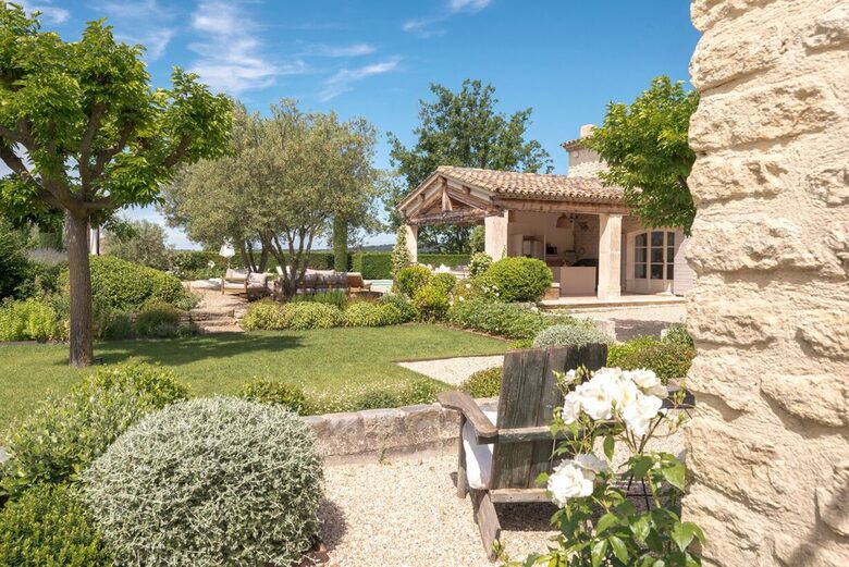 Lavender Hillside Estate with Panoramic Views in the Luberon - Gordes, France