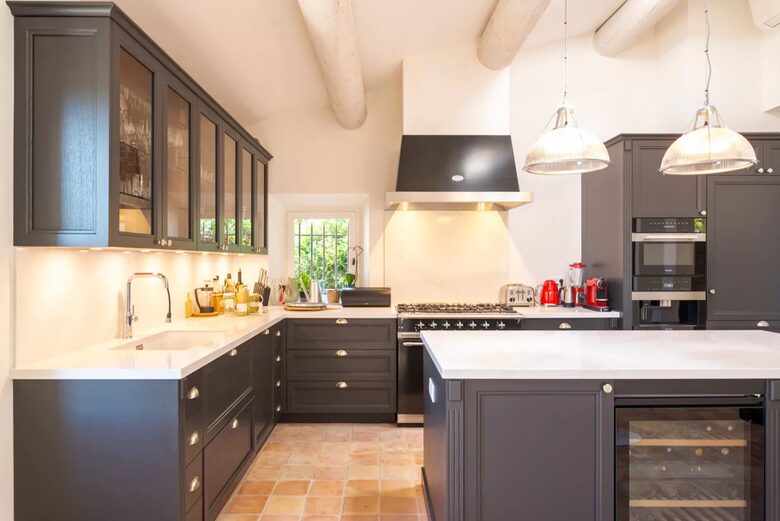 Lavender Hillside Estate with Panoramic Views in the Luberon - Gordes, France