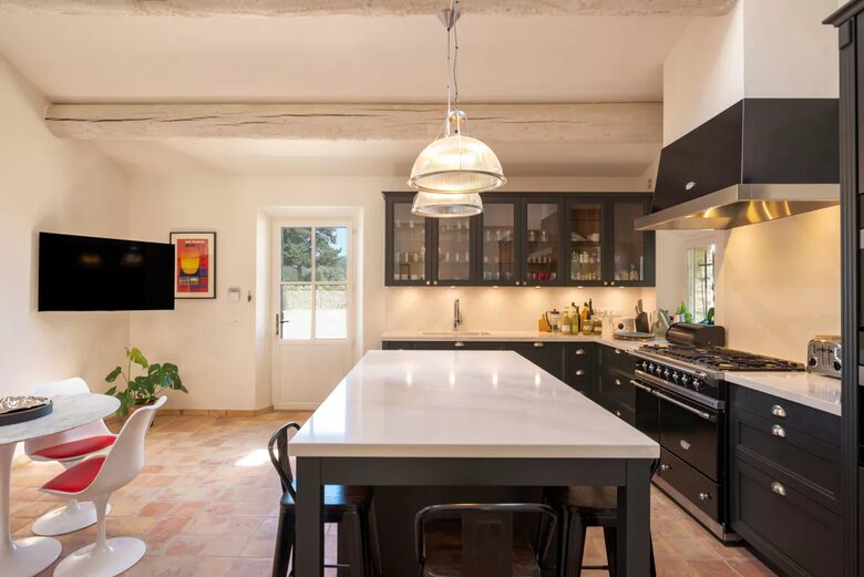 Lavender Hillside Estate with Panoramic Views in the Luberon - Gordes, France