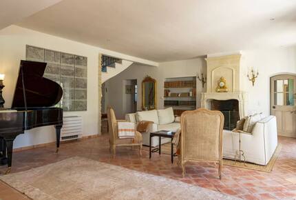 Lavender Hillside Estate with Panoramic Views in the Luberon - Gordes, France