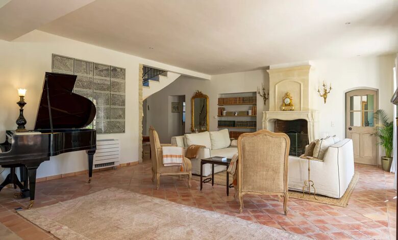 Lavender Hillside Estate with Panoramic Views in the Luberon - Gordes, France