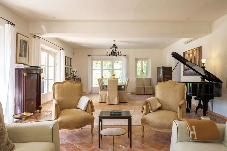 Lavender Hillside Estate with Panoramic Views in the Luberon - Gordes, France