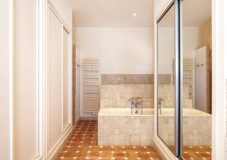 Lavender Hillside Estate with Panoramic Views in the Luberon - Gordes, France