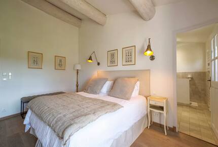 Lavender Hillside Estate with Panoramic Views in the Luberon - Gordes, France