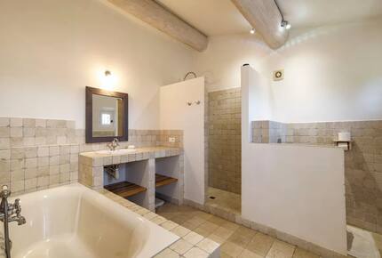 Lavender Hillside Estate with Panoramic Views in the Luberon - Gordes, France