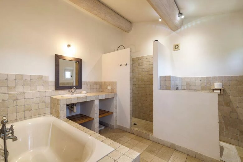 Lavender Hillside Estate with Panoramic Views in the Luberon - Gordes, France