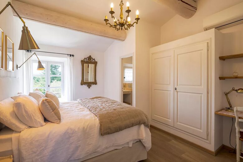 Lavender Hillside Estate with Panoramic Views in the Luberon - Gordes, France