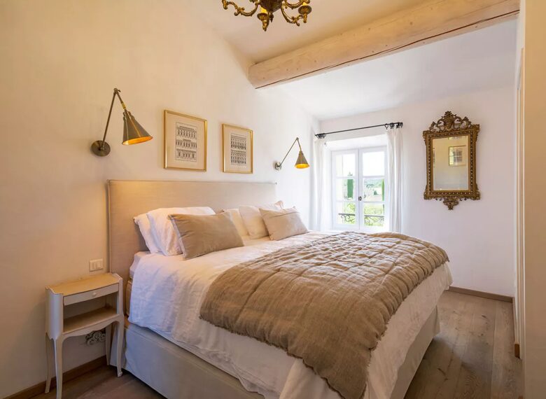 Lavender Hillside Estate with Panoramic Views in the Luberon - Gordes, France