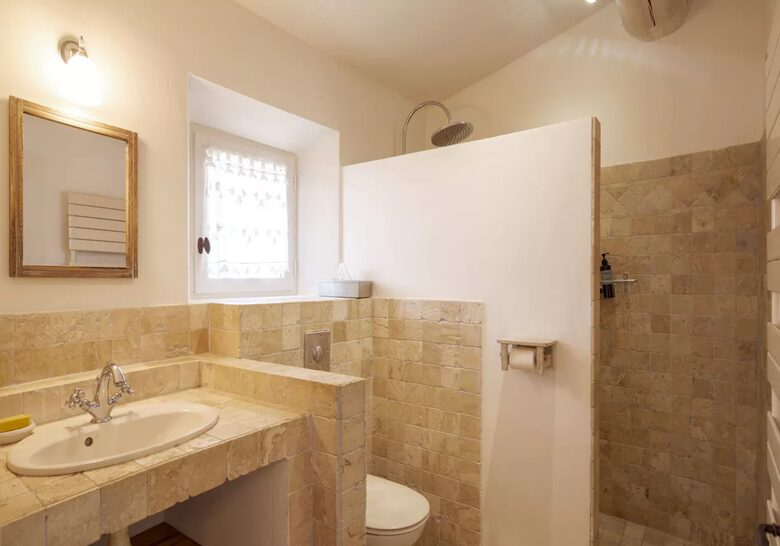 Lavender Hillside Estate with Panoramic Views in the Luberon - Gordes, France