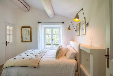 Lavender Hillside Estate with Panoramic Views in the Luberon - Gordes, France