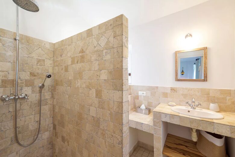 Lavender Hillside Estate with Panoramic Views in the Luberon - Gordes, France