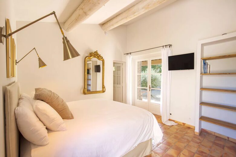 Lavender Hillside Estate with Panoramic Views in the Luberon - Gordes, France