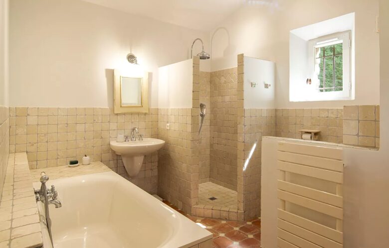 Lavender Hillside Estate with Panoramic Views in the Luberon - Gordes, France