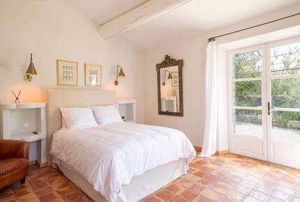 Lavender Hillside Estate with Panoramic Views in the Luberon - Gordes, France