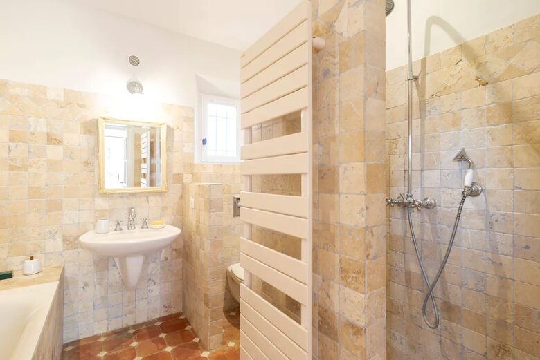 Lavender Hillside Estate with Panoramic Views in the Luberon - Gordes, France