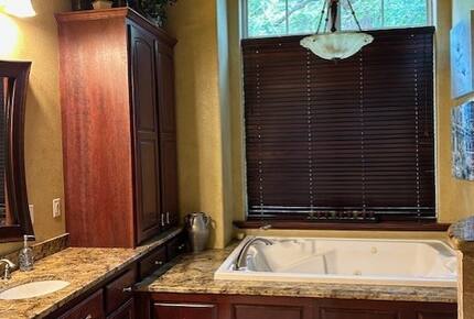 Seasonal Charm Water Front - Hot Springs, Arkansas